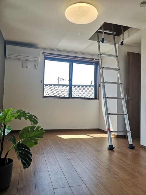 ３階洋室小屋裏収納には伸縮はしごを利用します